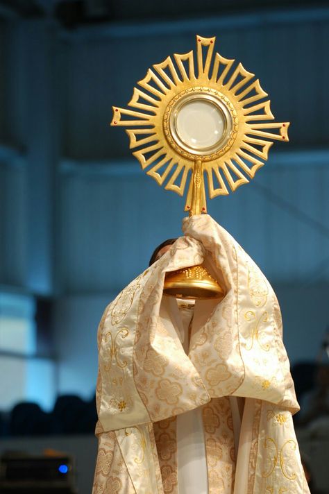 Monstrance Catholic, Christian Background Images, Holy Hour, Jesus Background, Catholic Wallpaper, Idol Worship, Catholic Altar, Eucharistic Adoration, Blessed Sacrament