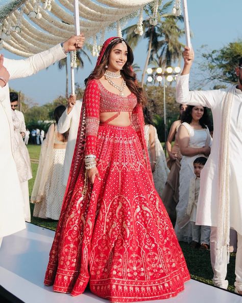 Hair ideas • Instagram Bridal Red Lehenga, Falguni Shane Peacock, Sabyasachi Bridal, Mumbai Wedding, Bridal Makeup Images, Bridal Lehenga Collection, Bridal Lehenga Red, Red Lehenga, Bridal Lehengas