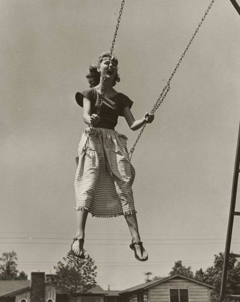 Woman Swinging, Foto Transfer, Old Photographs, Photo Vintage, Old Fashion, Swing Set, 인물 사진, Vintage Pictures, Black & White