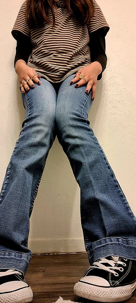 2000s Bell Bottoms Outfit, Layered Shirts Outfit 2000s, Layered Shirts Outfit Grunge, Bell Bottom Jeans Outfit Casual, Layered Shirts Outfit, Bell Bottom Jeans Outfit, Bell Bottoms Outfit, Outfit Grunge, Outfits 2000s