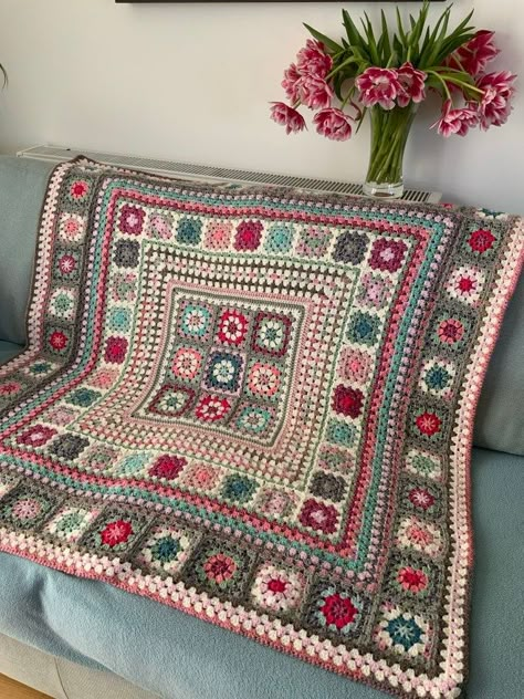 Crochet Lap Blanket Granny Square, Detailed Crochet Blanket, Traditional Crochet Blanket, Afghan Crochet Granny Square, Crochet Granny Square Blanket Pattern, Pretty Granny Squares, Patchwork Crochet, Crochet Blanket Granny Square, Crochet Blanket Vintage