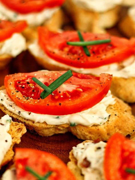 Tomato Crostini Tomato Crostini, Cream Cheese Spread, Cream Cheese Spreads, Gluten Free Cake, Cheese Spread, Roma Tomatoes, Fresh Chives, Entertaining Ideas, White Bread