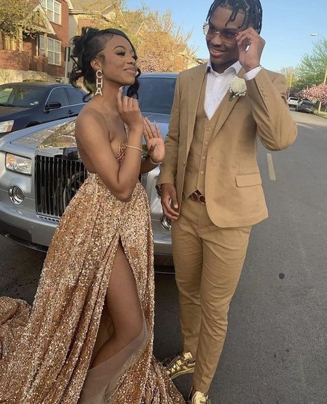 Orange And Green Prom Couple, Gala Themes Ideas Inspiration, Prom Dresses Black Couples, Red Prom Couple Outfit, Matching Prom Outfits For Couples, Prom Matching Couples Outfits, Prom Couples Black People, Prom Outfits For Couples, Couple Prom Outfits