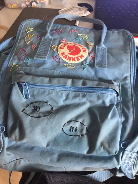 Heartstopper Backpack, Decorate Backpack, Pretty School Supplies, My Backpack, Embroidered Backpack, Heart Stopper, Backpack Decoration, My School, Blue Backpack