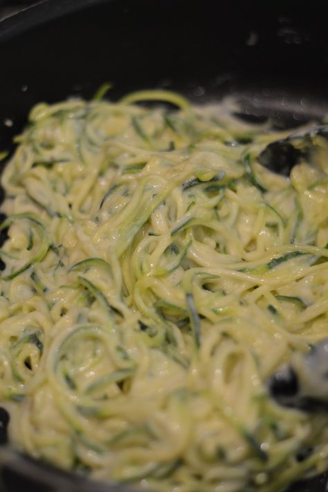 Zoodle Mac And Cheese, Zucchini Mac And Cheese, Spiral Veggies, Courgette Recipes, Oven Roasted Cauliflower, Zucchini Noodle, Zucchini Noodle Recipes, Zoodle Recipes, Bruschetta Ingredients