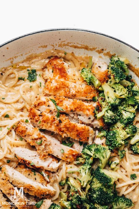 Alfredo pasta with chicken Easy Chicken Alfredo Recipe, Fetuccini Alfredo, Simple Chicken Alfredo Recipe, Easy Chicken Alfredo, Healthy Chicken Alfredo, Chicken Gnocchi Soup Recipe, Creamy Chicken Pasta Recipes, Chicken Alfredo Recipe, Chicken Broccoli Alfredo