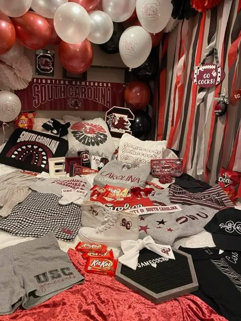 College Bed Decorating, College Bed Decorating Party, College Acceptance Bed, Usc Dorm, College Bed, Bed Party, Party College, College Vision Board, College Bedding