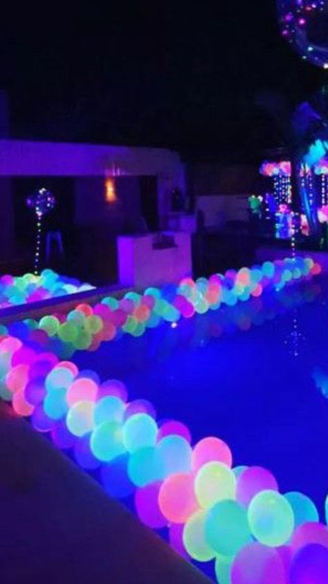 Neon Pool Parties, Glow Theme Party, Night Pool Party, 14th Birthday Party Ideas, Glow In Dark Party, Neon Birthday Party, Sweet Sixteen Birthday Party Ideas, Glow Birthday Party, Neon Birthday