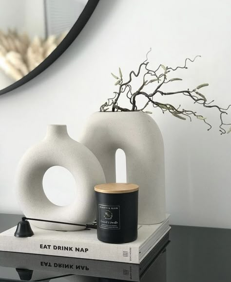 Modern Classic Living Room, Black Living Room Decor, Nordic Vase, Chic Bedroom Decor, Table Decor Living Room, Pinterest Room Decor, Coffee Table Styling, Black And White Decor, Minimalist Room