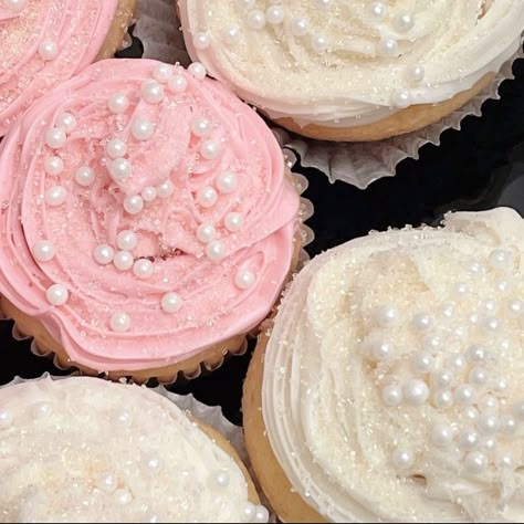 cupcakes dessert aesthetic coquette pink sparkly Pink Pearl Birthday Party, Cupcakes Pink Aesthetic, Cute Cupcakes Aesthetic Pink, Birthday Cupcakes Aesthetic Pink, Pink Pearl Cupcakes, Pink Cupcakes With Pearls, Pink Snacks Aesthetic, Pink And White Party Food, Pink Aesthetic Cupcakes