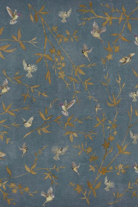 A #classic taste for a fascinating #nature created by @marcofontana among the #colors of “Ottone Garden”, his new #wallpaper! #wallpaper #cartadaparati #design #architecture #interiordesign #designer #homedecor #interiors #wall #madeinitaly #ArtCollections #illustration #foglie #leaves #animali #animals #colibri #hummingbird #floralwallpaper #animalwallpaper #naturewallpaper Small Flower Drawings, Vintage Bird Wallpaper, Watercolour Bird, Leaf Vector, Behind Blue Eyes, Print Design Art, Interior Wallpaper, Bird Theme, Bird Wallpaper