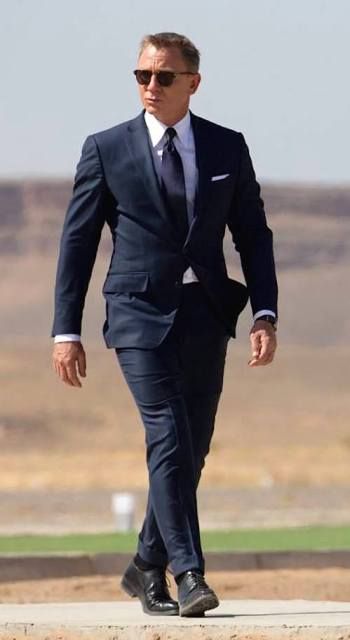 Daniel Craig as James Bond in Spectre (2015) 007 Aesthetic, Daniel Craig Suit, Daniel Craig Spectre, Daniel Craig Bond, James Bond Outfits, James Bond Suit, Daniel Craig Style, Bond Outfits, Bond Spectre