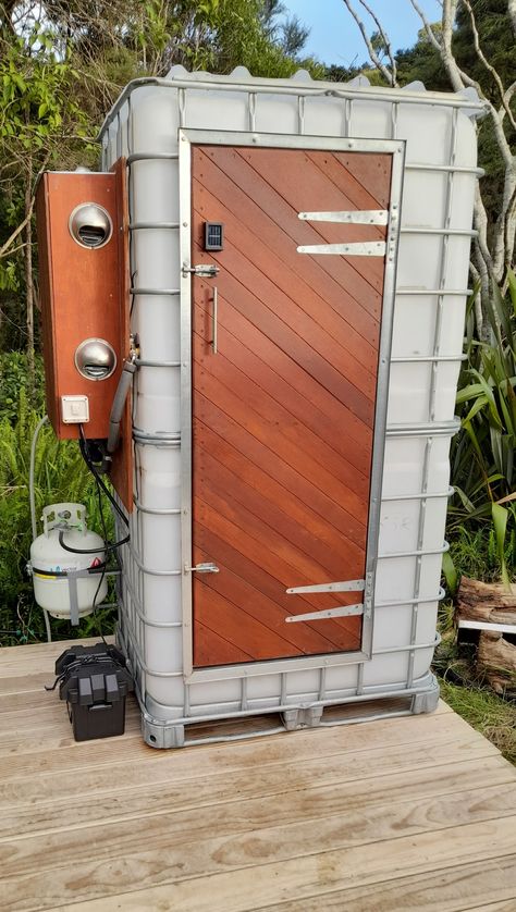 Outdoor Shower Diy, Composting Toilets, Outdoor Toilet, Portable Shower, Shower Units, Diy Shower, Apartment Patio Decor, Barn Homes, Outdoor Bathrooms