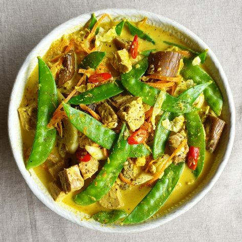 Indonesian Vegetables Recipe, Indonesian Food Recipes, Coconut Broth, Indonesian Recipes, Fresh Dishes, Vegetable Stew, Indonesian Food, Tempeh, Fresh Ginger