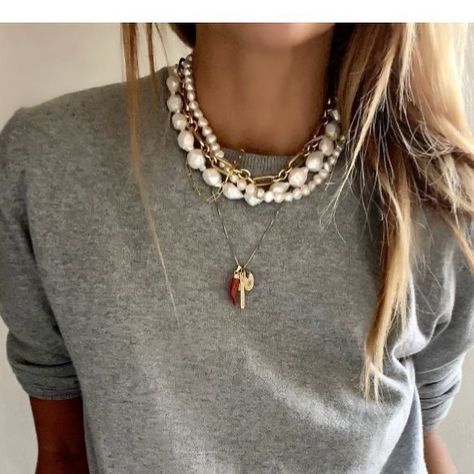 Perl Neckles Outfit, Outfit Jewelry Style, Outfit With Jewelry Ideas, Pearl Necklace Layering Ideas, Pearl Necklaces Layered, How To Style A Pearl Necklace, Pearl Necklace Casual Outfit, Jewelry Fashion Trends 2024, 2024 Necklace Trend