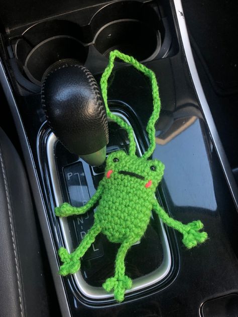 Crochet Car Dice, Car Keychain Crochet, Car Accessories Crochet Free Pattern, Crochet Car Keychain, Crochet Car Stuff, Crochet Keychain For Boys, Crochet Car Hangers, Crochet Car Hanger Free Pattern, Crochet Frog Keychain