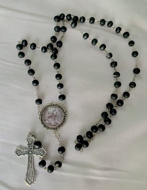 Rosary Aesthetic, Tumblr Alternative, Matcha Girl, Saint Joan Of Arc, Accessory Inspo, Gothic Cross, Dark Coquette, Joan Of Arc, Gothic Aesthetic