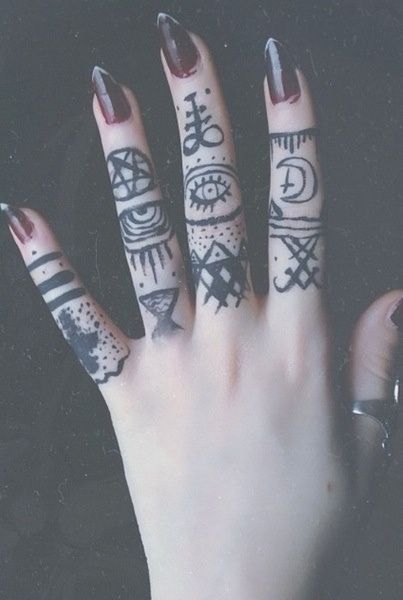 Tattoo Main, Satanic Tattoos, Grunge Tattoo, Finger Tats, Knuckle Tattoos, Goth Tattoo, Finger Hands, Sharpie Tattoos, Disney Tattoo