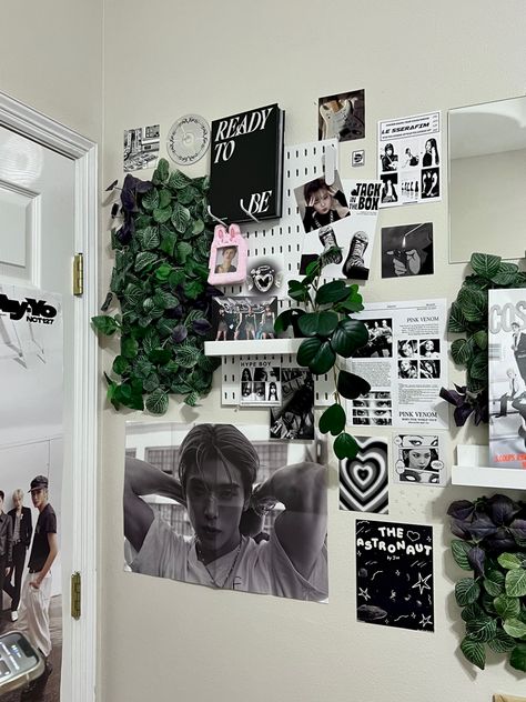 kpop green black aesthetic Kpop Framed Poster, Clean Kpop Room, Aesthetic Kpop Bedroom Ideas, Kpop Room Wall Decor, Bedroom Kpop Aesthetic, Korean Room Aesthetic Kpop, Kpop Grunge Aesthetic, Kpop Posters Aesthetic Room, Kpop Room Aesthetic Bedrooms