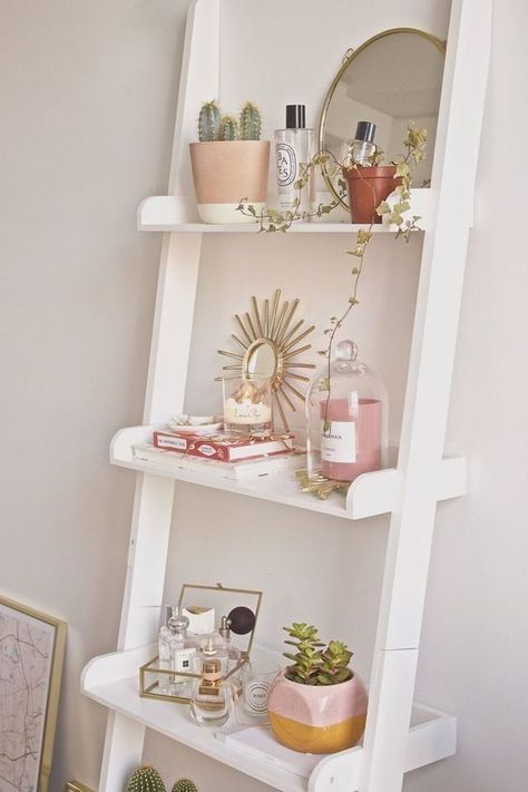 Unique Dorm Room, Shelf Decor Bedroom, Minimalist Dekor, Ideas Hogar, Small Living Room Decor, Christmas Room Decor, Simple Living Room, Ladder Shelf, Shelves In Bedroom