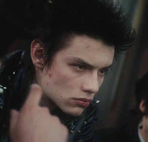 Goth Boys Aesthetic, Louis Partridge Sid Vicious, Sid Vicious Aesthetic, Goth Boy Aesthetic, Punk Guy, Punk Boy, Sid And Nancy, Vampire Stories, Gothic Men