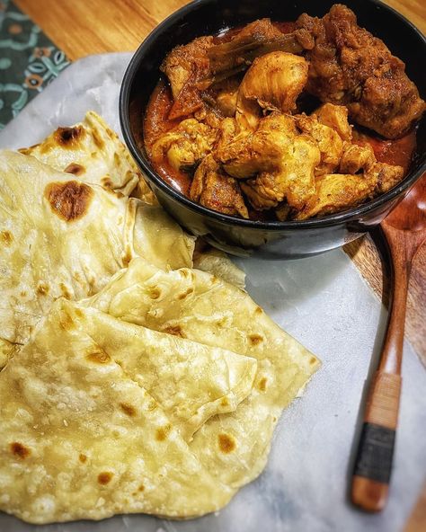 Dinusha Sigera on Instagram: “Homemade godamba roti with chicken curry 🍛 . . . #srilankanfoods #godambaroti #chickencurry #homemadefood #dinnerideas” Roti And Curry Chicken, Godamba Roti, Chicken Curry, Curries, Curry Chicken, Hummus, Sri Lanka, Homemade Recipes, Chicken