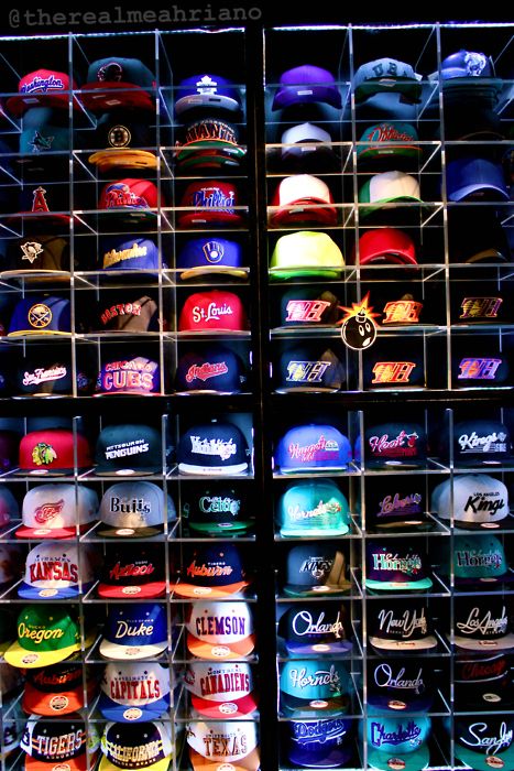 Collection SnapBack. I want the Clemson one! Diy Hat Rack, Caps Game, Swag Hats, Estilo Cholo, Dope Hats, Hat Display, Hat Storage, Different Hats, Diy Hat