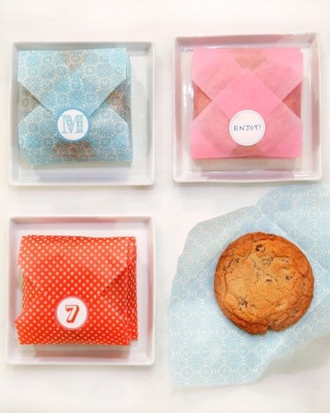 Cookie Envelope | Community Post: 20 Valentine's Day Ideas That Won't Make You Want To Vomit Cookie Wrapping Ideas, Handmade Party Favors, Deco Pastel, Cowboy Cookies, Martha Stewart Crafts, Holiday Clipart, Gift Wrap Ideas, Cookie Packaging, Gifts Wrapping