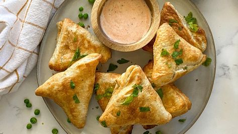 These samosas are loaded with vegetables and cooked in the air fryer, making for a tasty dinner, lunch, or even snack. Chaat Samosa, Samosa Chaat, Samosa Recipe, Tasty Dinner, Pork Buns, Light Bites, Frozen Puff Pastry, Puff Pastry Sheets, Hand Pies