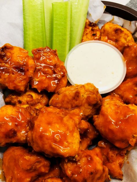 Air Fryer Boneless Wings, Boneless Wing Recipes, Wings Buffalo, Boneless Chicken Wings, Chicken Wing Sauces, Boneless Wings, Buffalo Wing, Air Fryer Chicken Wings, Boneless Chicken Thigh Recipes