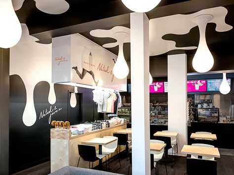 As part of a repositioning plan begun in 2014, Natrel has completed another key step in its brand redeployment. It seized the opportunity to engage more closely with its customers by reaching them at their daily stop: Montreal cafés! | by lg2 boutique Chocolate Store Design, Milk Store, Milk Cafe, Chocolate Stores, 광고 디자인, Milk Shop, Milk Bar, Coffee Shop Design, Bar Interior