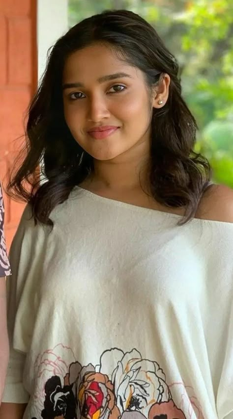 Sahithi Avancha, Anikha Surendran Photos, Anikha Surendran Hot, Elegant Cotton Dress, Anika Surendran, Anikha Surendran, Romantic Couple Poses, Hair Color Brown, Brown Eye