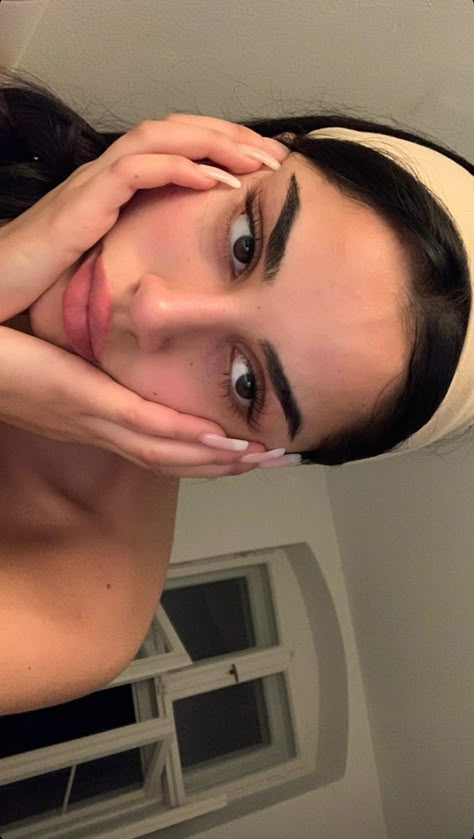 Emilia Nia, Retro Makeup, Selfie Poses Instagram, Bare Face, Models Makeup, Creative Instagram Photo Ideas, Face Photo, Poses For Photos, Instagram Photo Inspiration