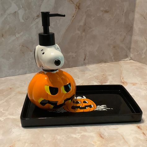 Peanuts: Halloween Theme Soup/Lotion Dispenser With Plater. This Set Features A Dispenser That Is Snoopy In A Pumpkin. The Plater Is Black With Snoopy Laying On Top Of A Pumpkin. It’s Perfect To Use It In The Bathroom / Kitchen Or Makeup Table. Measurements: Dispenser 8” Height, 31/2” Width, 6” Depth. Plater 9 1/2”X 5 1/2”. Halloween Decorations Target, Halloween Themed Apartment, Snoopy Halloween Decor, Halloween Decorations For Bathroom, Aesthetic Halloween Bedroom, Halloween Decorations Aesthetic, Spooky Snoopy, Bathroom Halloween Decor, Homegoods Halloween