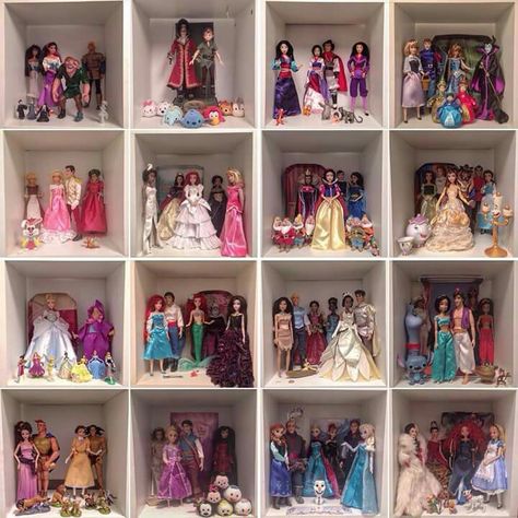 Disney Doll Collection Display, Disney Organization Ideas, Girls Toy Organization, Disney Decor Bedroom, Disney Princess Doll Collection, Toy Collection Display, Deco Disney, Princess Barbie Dolls, Doll Museum