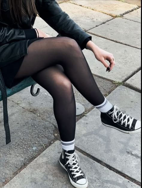 Socks Over Tights, Tights And Sneakers, Mara Dyer, Yennefer Of Vengerberg, Stockings Outfit, Outfits With Converse, Fashion Tights, Black Stockings, White Socks