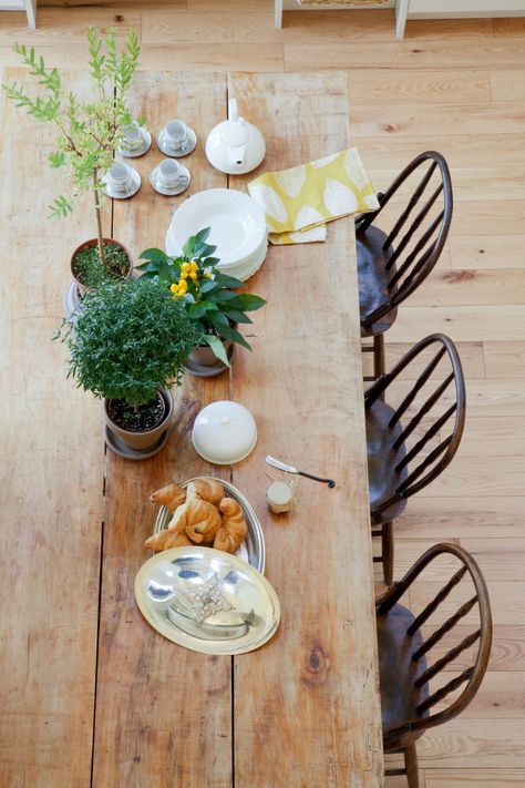 Antique harvest table and farmhouse chairs in a classic white shaker kitchen. See more of this kitchen reno on the CREED Blog. | Kitchen design and styling by Carol Reed Interior. Photo by: Donna Griffith. Diy Harvest Table, Farmhouse Outdoor Lighting, Farmhouse Style Dining Table, Trendy Farmhouse Kitchen, White Shaker Kitchen, Style Dining Table, Fresh Farmhouse, Farmhouse Chairs, Farmhouse Kitchen Tables