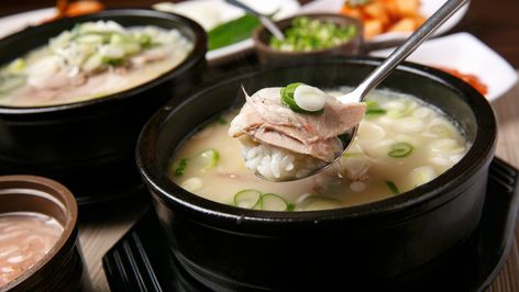 Side Dishes Korean, Pork Bone Soup, Bone Broth Soup, Korean Pork, Korean Soup, Broth Soup, Homemade Recipe Books, Chicken Wing Sauces, Pork Soup