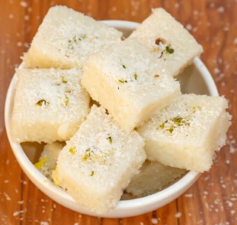 Coconut Barfi Recipe, Coconut Barfi, Kalakand Recipe, Coconut Burfi, Making Ghee, Burfi Recipe, Indian Dessert, Food Mood, Milk Cake