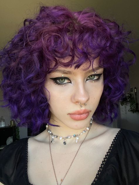 Liner Makeup Looks, Photography Poses Selfie, Makeup Looks Grunge, 2023 Curly Hair, Purple Curly Hair, Curly Purple Hair, Blue Hair Color, Curly Prom Hair, Dark Purple Hair