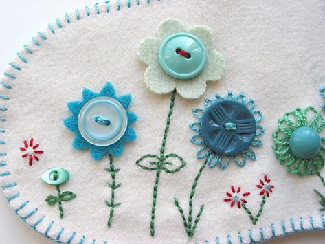 detail Áo Blu, Couture Bb, Baby Mobil, Pola Sulam, Button Art, Crewel Embroidery, Button Crafts, Button Flowers, Embroidery Inspiration