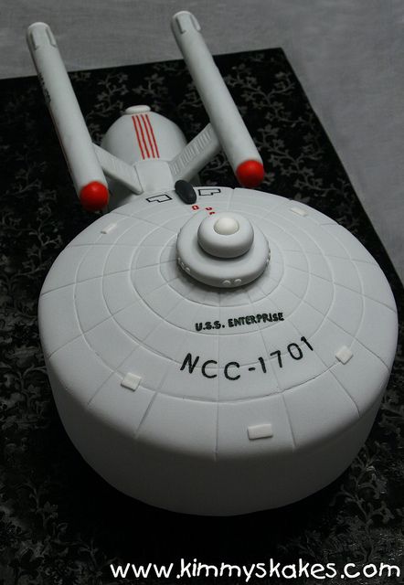 For the Trekkie. Horror Cakes, Star Trek Cake, Star Trek Birthday, Star Trek Party, Star Trek Wedding, Star Trek Theme, 3d Cakes, Birthday Star, Star Trek Starships