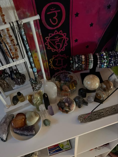 Crystal Set Up Bedroom, Spiritual Room Ideas, Spiritual Altar Ideas, Grunge Room Ideas, Crystal Room Decor, Spiritual Altar, Crystal Room, Crystal Vibes, Crystal Altar