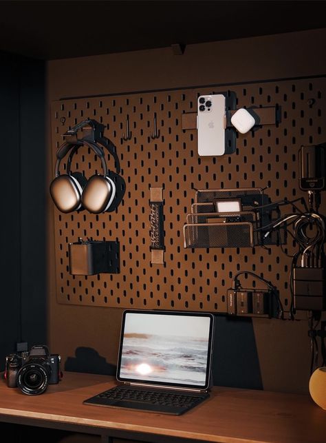 Pegboard Headphones, Pegboard Desk Setup, Pegboard Organization Office, Office Pegboard Ideas, Filmmaker Office, Game Room Wall Ideas, Peg Board Desk, Pegboard Setup, Dark Office Aesthetic