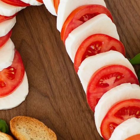 Melissa Johnson on Instagram: "Trying the CANDY CANE CAPRESE APPETIZER from @thebakermama and it has quickly become a hit with our family! 🎄 Arrange and layer tomatoes & mozzarella cheese in the shape of a candy cane. The fresh basil gives it that festive red and green touch perfect for Christmas. And of course serve with toasted baguette from the grocery store bakery department and balsamic vinegar and salt! This is definitely become my new favorite Christmas appetizer. 🎄🩷. And if you love this Christmas appetizer idea as much our family, check out The Baker Mama’s new cookbook, Brilliant Boards! Instructions: 1. Start by arranging the mozzarella and tomato slices in a candy cane shape on the board. Begin with a curve at the top, then alternate between cheese and tomato down the lengt Candy Cane Bruschetta, Caprese Candy Cane, Mozzarella Tomato Basil Christmas Tree, Christmas Caprese Candy Cane, Mozzarella Tomato Basil Candy Cane, Caprese Appetizer, Tomato Mozzarella, Christmas Appetizers, Christmas Dishes