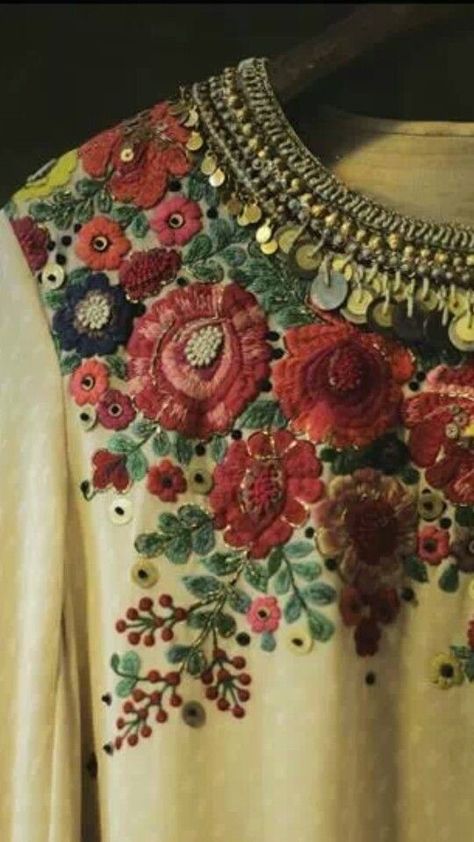 Sukienki Maksi, Sabyasachi Mukherjee, Mexican Embroidery, Handwork Embroidery Design, Design Textile, Designer Blouses, Vintage Embroidery, Embroidery Inspiration, Hand Embroidery Designs