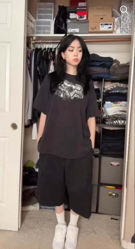 Oversize Grunge Outfit, Baggy Black Shirt Outfits, Baggy Shirt With Shorts, Black Baggy Shorts Outfit, Nike Air Max 90 Ltr Outfit, Goth Tomboy, Black Jorts Outfit Idea, Grunge Gym Outfits, Oversized Grunge Tops For Streetwear