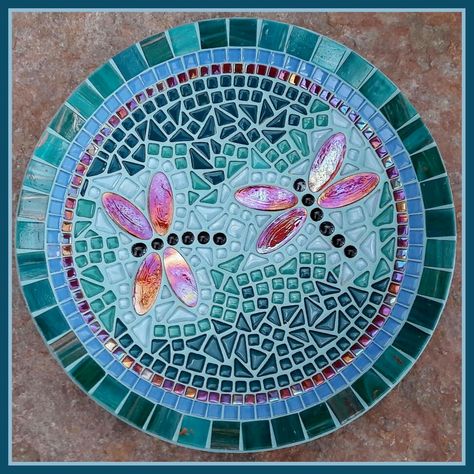 Mosaic Bowls Ideas, Round Mosaic Patterns, Mosaic Stepping Stones Patterns, Mosaic Artwork Ideas, Simple Mosaic, Mosaic Tile Table, Mosaic Tiles Crafts, Mosaic Birdbath, Mosaic Art Diy