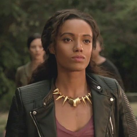 dc's legends of tomorrow • 'zari', 3x03 • amaya jiwe • maisie richardson-sellers Amaya Jiwe, Vixen Dc, Maisie Richardson, Justice League Art, Maisie Richardson Sellers, Dc's Legends Of Tomorrow, Legends Of Tommorow, Arrow Black Canary, Hex Girls