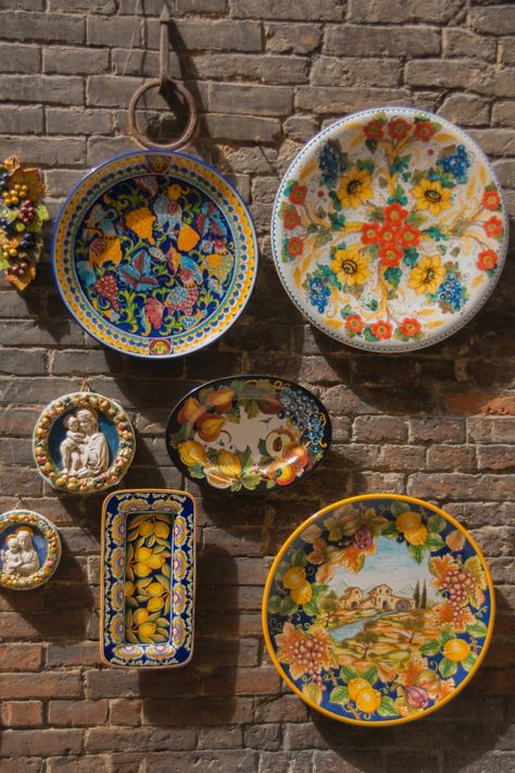 Floral designs for plates Spanish Plates On Wall, Mexican Plates, Turquoise Living Room Decor, Living Room Turquoise, Italian Plates, Plate Wall Decor, Italian Dinner, Italian Garden, Plate Decor